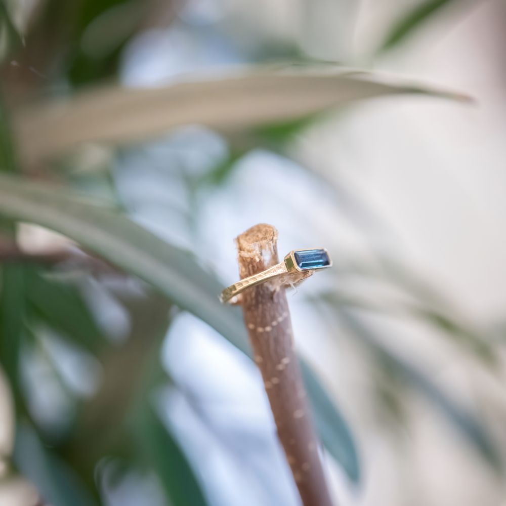 10k Ridge Sapphire Ring