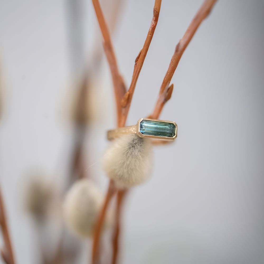 10k Ridge Sapphire Ring