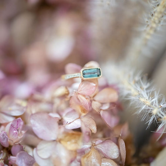 10k Ridge Sapphire Ring